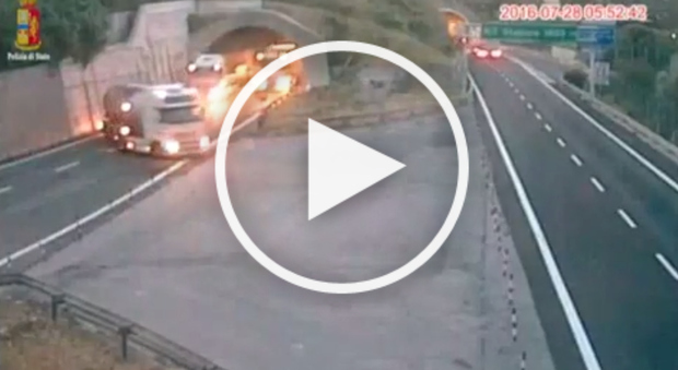 Ancora una manovra choc di un camionista: tenta inversione in autostrada -GUARDA
