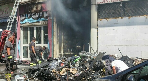 Incendio a Napoli, in fiamme negozio storico a due passi dall'ospedale Loreto Mare
