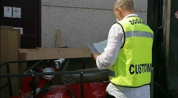 Vespa contraffatta, a Livorno scoperta frode da 213mila euro: sequestrati 71 scooter