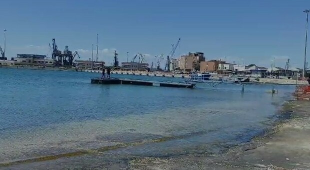 Porto di Taranto, le sirene ricordano Antonio: l'operaio 31enne morto sotto un'ecoballa