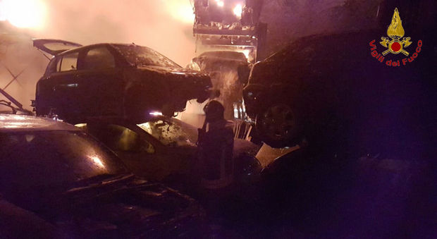 Brucia le stoppie, il fuoco raggiunge il deposito auto agricoltore denunciato