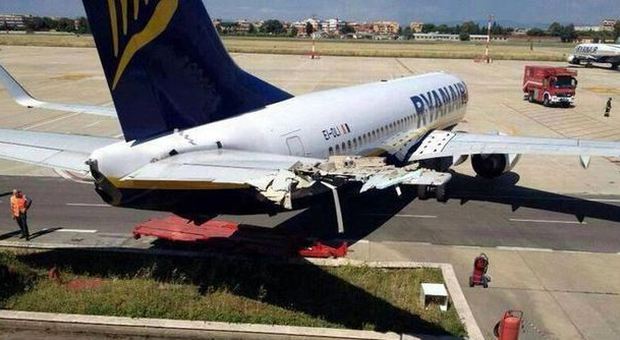 L'aereo RyanAir non frena, paura a Ciampino: sfondato l'hangar