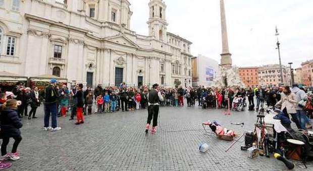 Piazza Navona, insulti e minacce all'assessore ​che ha ridotto il numero dei banchi natalizi