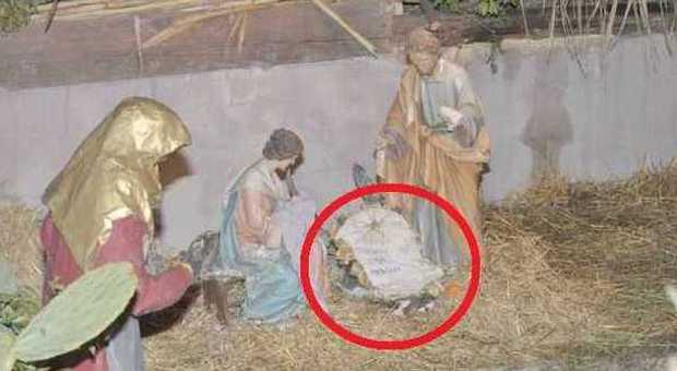 Lecce, rubato il Bambin Gesù dal presepe: «Tranquilli, torno a Pasqua»