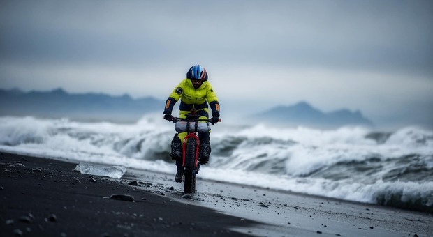 Omar Di Felice è arrivato in Antartide: comincia la traversata in bicicletta
