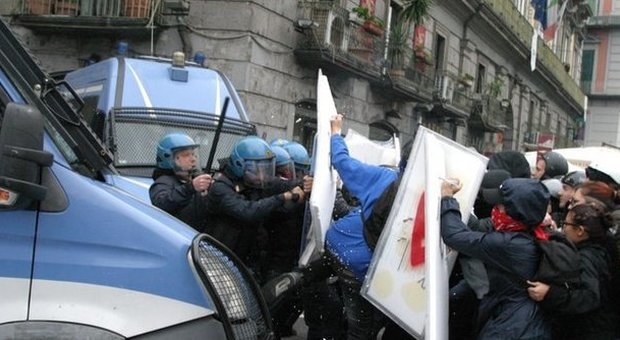 Napoli, scontri al corteo: salgono a 8 i feriti, 4 studenti e 4 poliziotti | Video