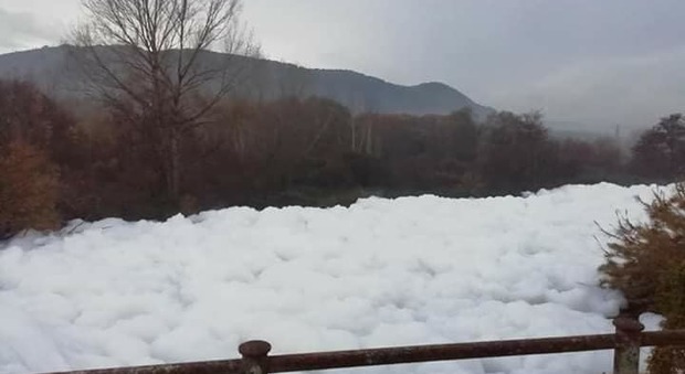 Emergenza ambientale senza fine in Ciociaria, la schiuma bianca ora invade anche il fiume Liri