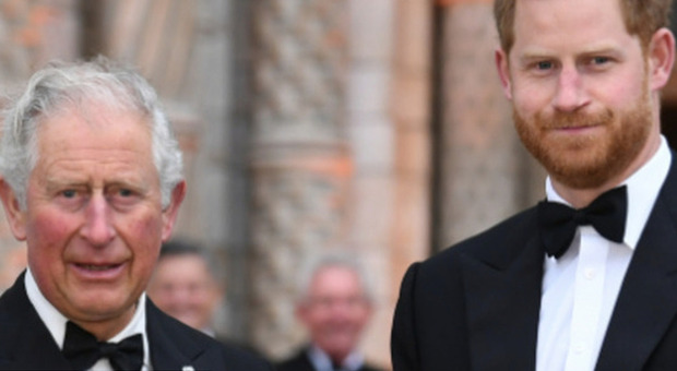 Harry e Re Carlo, «Rapporti ai minimi storici: lui non andrà a Windsor a trovare il papà»