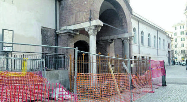 Roma, la chiesa di San Cosimato si blinda: spunta il cancello anti-clochard