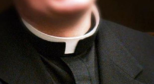 Catania, prete punta coltello contro 15enne della parrocchia e ne abusa sessualmente