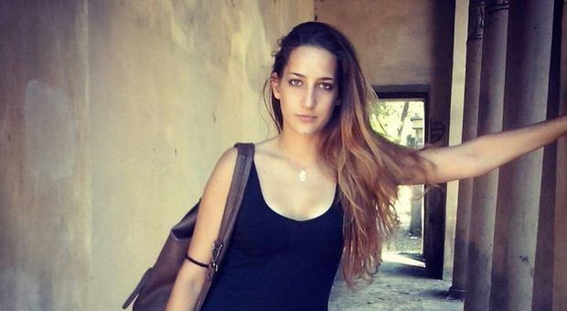 Elena Aubry, morta a 26 anni in moto sull'Ostiense. I vigili: «Colpa delle radici killer»