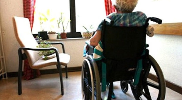Casa di riposo da incubo: paziente di 92 anni tirata per la testa, infermiere assolte: «Non c'è reato». Il video choc