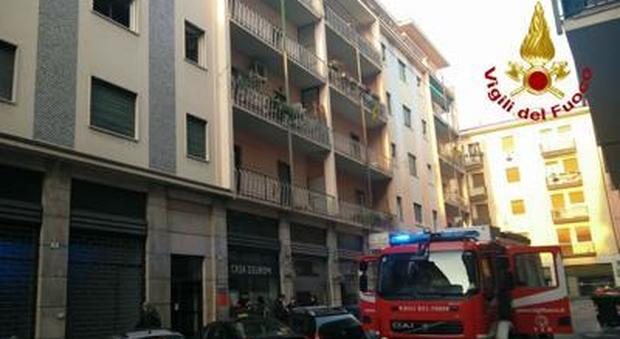Verona. Palazzina in fiamme nella notte venti persone intossicate, decine di sfollati. Strade chiuse al traffico