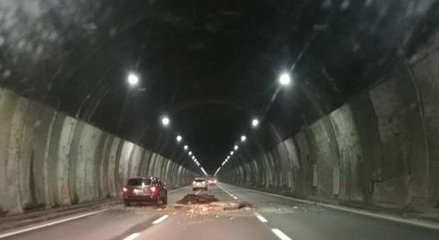 A6 Torino-Savona, polvere si stacca in galleria. Autostrada dei fiori: «Nessun crollo»