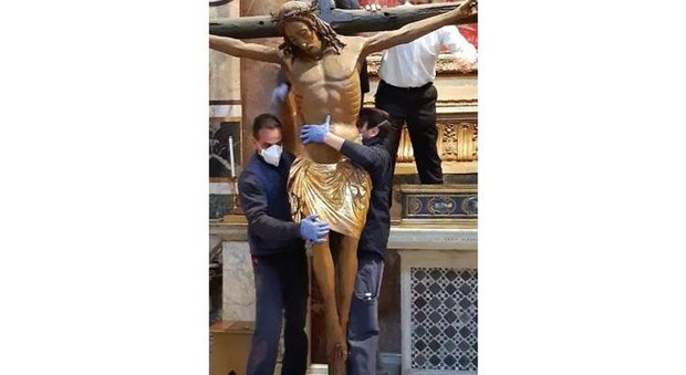 Il crocifisso miracoloso che ha battuto la peste nel XVI secolo arrivato in Vaticano