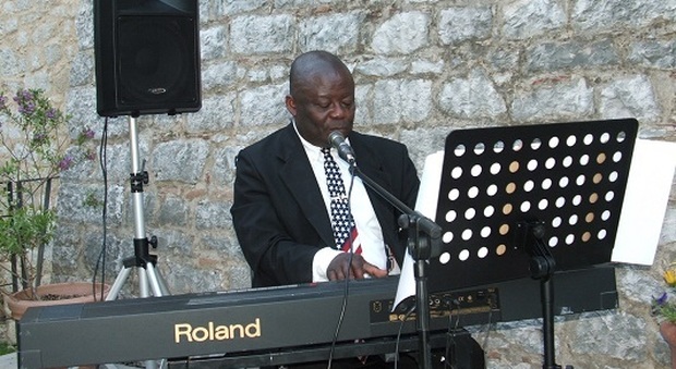 Il Maestro di musica e canti gospel, mister Gibson, durante il concerto di Fossanova.
