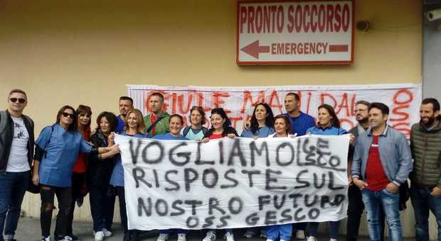 Napoli, sit in all'ospedale San Paolo: «Giù le mani dal nostro lavoro»