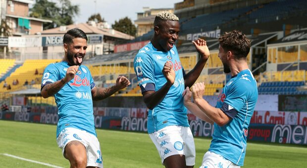Osimhen entra e sveglia il Napoli: gol di Mertens e Insigne, 2-0 a Parma