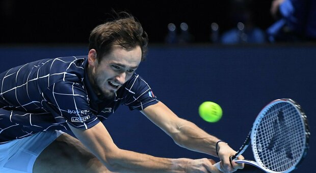 Atp Finals, Medvedev batte Djokovic in due set e vola in semifinale