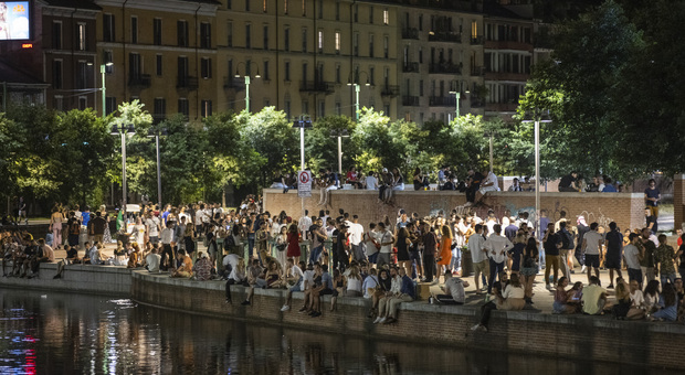 Milano, in Darsena torna la folla. I residenti: «Stop alle 24 come in corso Garibaldi»