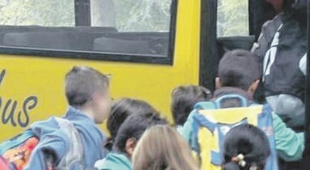 L'alunna di dieci anni sullo scuolabus sbagliato, un'ora e mezza per tornare a casa: il padre furioso