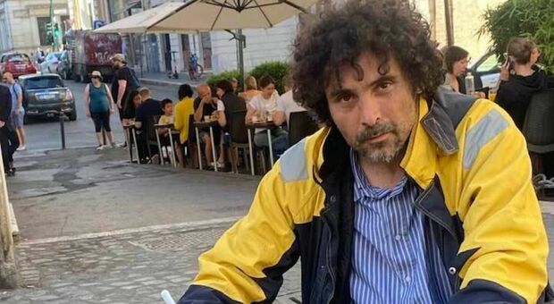 La favola di Luca, il senzatetto adottato dal rione Monti che fa sold-out con i cuori dipinti su tela