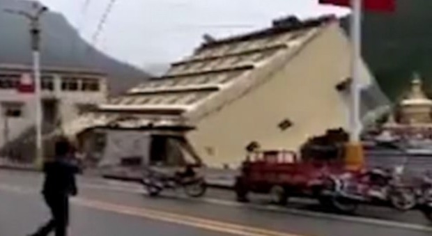 Tibet, piogge torrenziali e fiumi in piena: il palazzo di 5 piani cade nel fiume Video