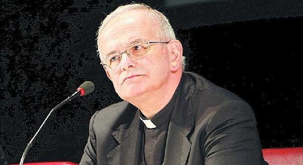 Lo scandalo dei preti a luci rosse, il vescovo Spinillo: «Io ingannato, la Chiesa non nasconde nulla»