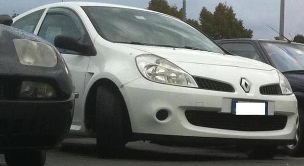 Una Renault Clio bianca come quella dei presunti rapitori