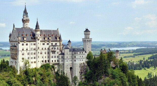 Baviera, orrore nel "castello delle favole" di Walt Disney, molesta una turista e la spinge giù dalla ringhiera: ragazza muore a 21 anni