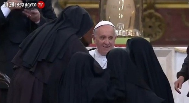 Papa Francesco a Napoli, suore scatenate. Il cardinal Sepe: «E queste sono pure di clausura...»