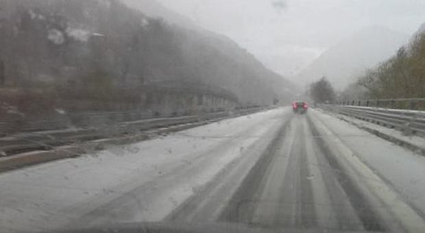Camerino, neve sulla superstrada 77 ​Pericolo per gli automobilisti