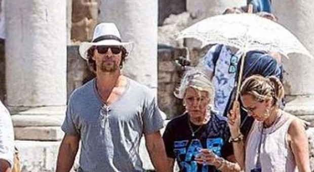 L'attore statunitense Matthew David McConaughey turista speciale tra le antiche domus