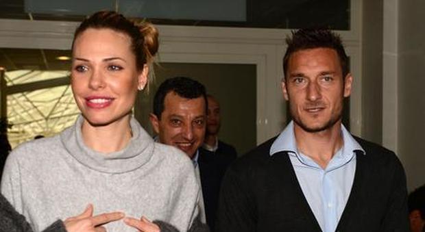 Totti e Ilary Blasi a cena ad Anzio I fan bloccano l'auto del capitano