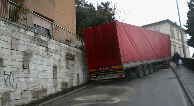Ancona, camion resta incastrato: traffico in tilt in centro per due ore