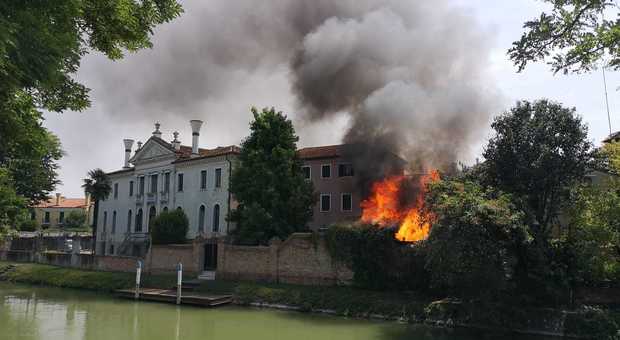 Le immagini dell'incendio a Dolo (Foto di Emanuele Compagno)