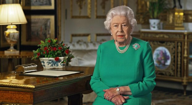La regina Elisabetta sola a Windsor nel primo anniversario di matrimonio senza Filippo: ecco come sta