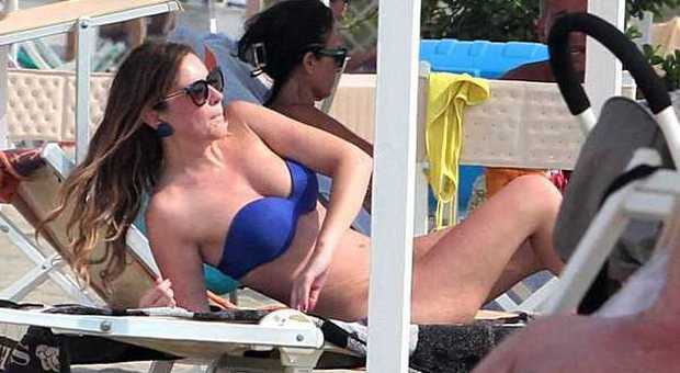 Maria Elena Boschi, bikini e lato b da urlo in spiaggia