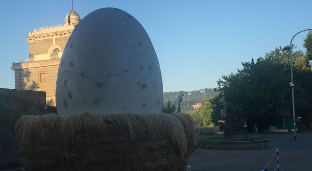 Un uovo gigante a Trastevere presso Ponte Milvio