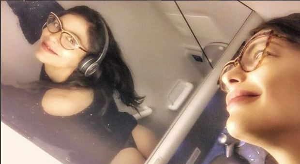 Naike Rivelli, selfie hot sull'aereo: si intravede il lato B