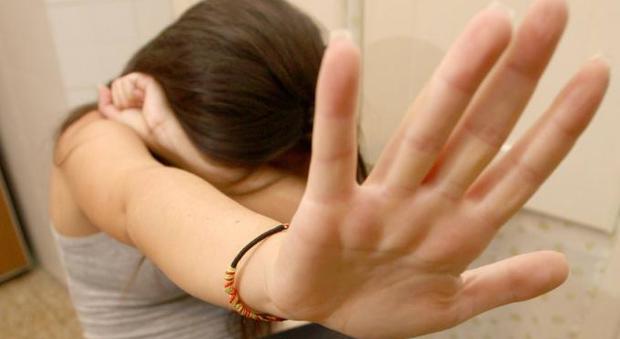 Sequestrano e violentano ragazza di 17 anni: arrestati due serbi