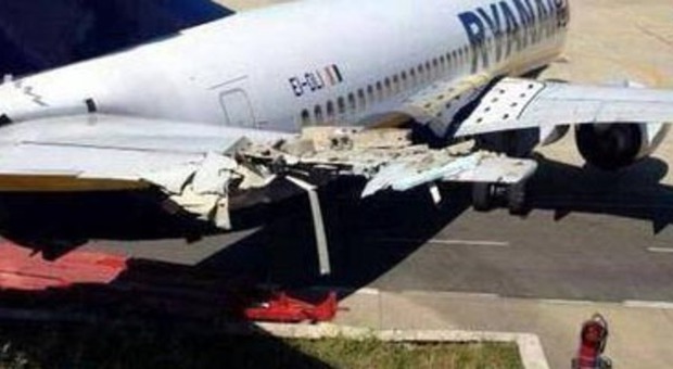 Paura in aeroporto a Ciampino, l'aereo è senza freni: sfondato l'hangar dei vigili del fuoco