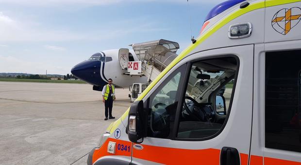 Passeggero ha una crisi epilettica in volo, pilota costretto all'atterraggio d'emergenza