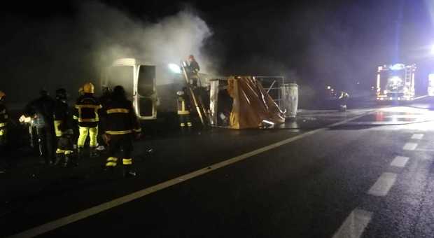 San Benedetto, tamponamento e incendio sul tratto maledetto dell'autostrada A14: traffico in tilt