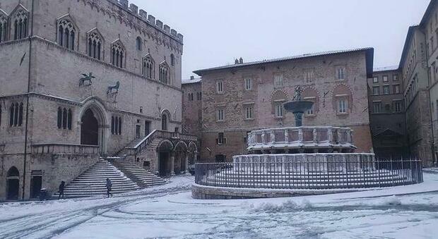 Maltempo, bufere di neve e pioggia innevato il centro di Perugia, le strade chiuse