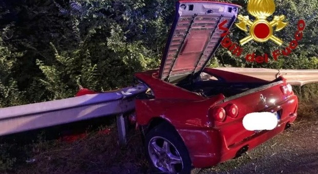 Incidente in superstrada, schianto in Ferrari contro il guardrail: l'uomo alla guida morto incastrato tra le lamiere