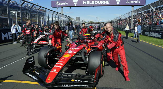 GP Australia, Leclerc subito fuori al via: cosa è successo alla Ferrari