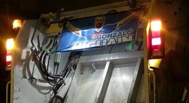 «È na' munnezza»: il poster di Higuain finisce su un camion dei rifiuti