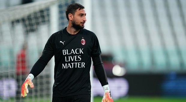 Juventus-Milan, squadre in campo nel riscaldamento con la maglia "Black lives matter"