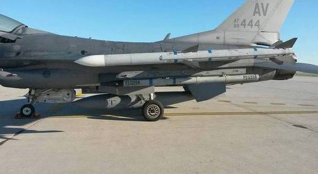 L'F16 atterrato a Tessera